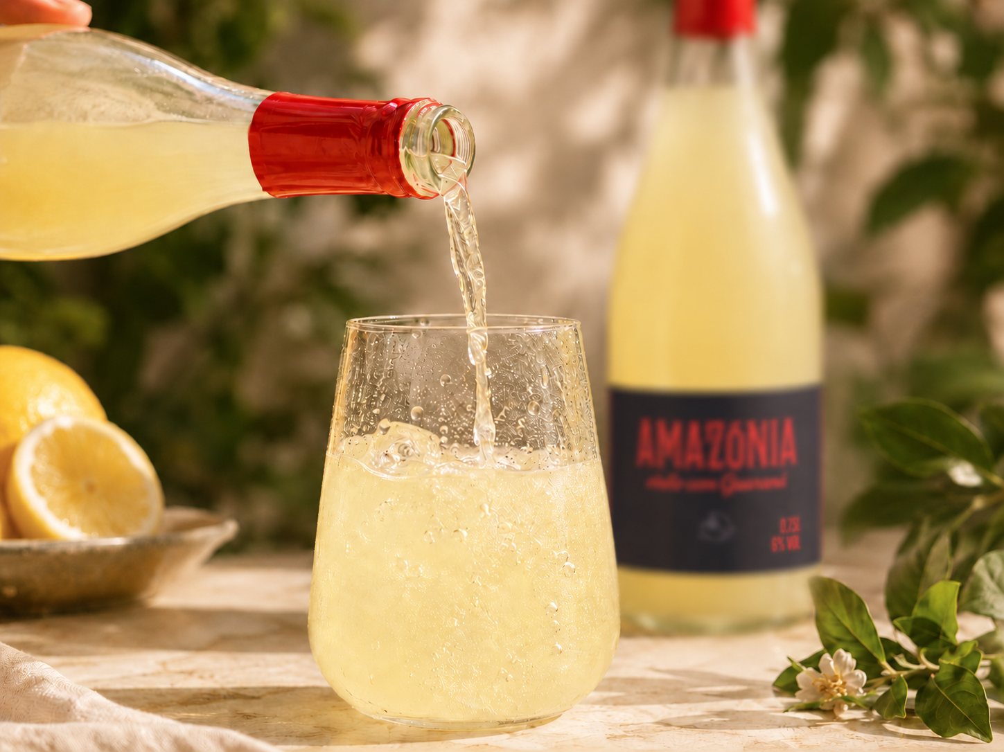 Amazonia — Vinho com Guaraná wird eingeschenkt